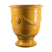 Sárga mázas anduze kerámiakaspó a Vase d' Anduze Emaillés Tradition kollekcióból, Medici stílusú díszítéssel és fényes felülettel.