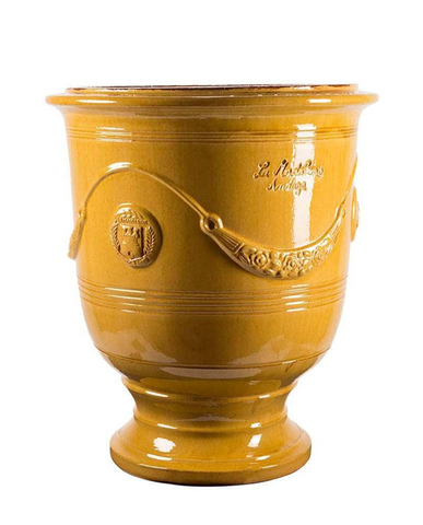 Sárga mázas anduze kerámiakaspó a Vase d' Anduze Emaillés Tradition kollekcióból, Medici stílusú díszítéssel és fényes felülettel.