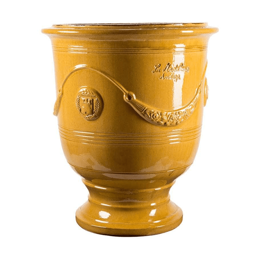 Sárga mázas anduze kerámiakaspó a Vase d' Anduze Emaillés Tradition kollekcióból, Medici stílusú díszítéssel és fényes felülettel.