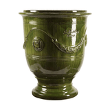 Provanszi stílusú, zöld mázas anduze kerámiakaspó a Vase d' Anduze Emaillés Tradition kollekcióból, Medici motívummal és fényes felülettel.