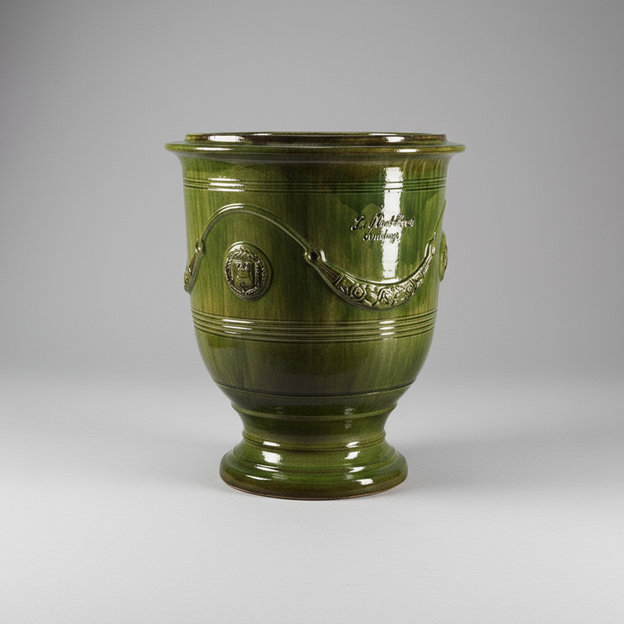Provanszi stílusú, zöld mázas anduze kerámiakaspó a Vase d' Anduze Emaillés Tradition kollekcióból, Medici motívummal és fényes felülettel.