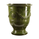 Provanszi stílusú, zöld mázas anduze kerámiakaspó a Vase d' Anduze Emaillés Tradition kollekcióból, Medici motívummal és fényes felülettel.