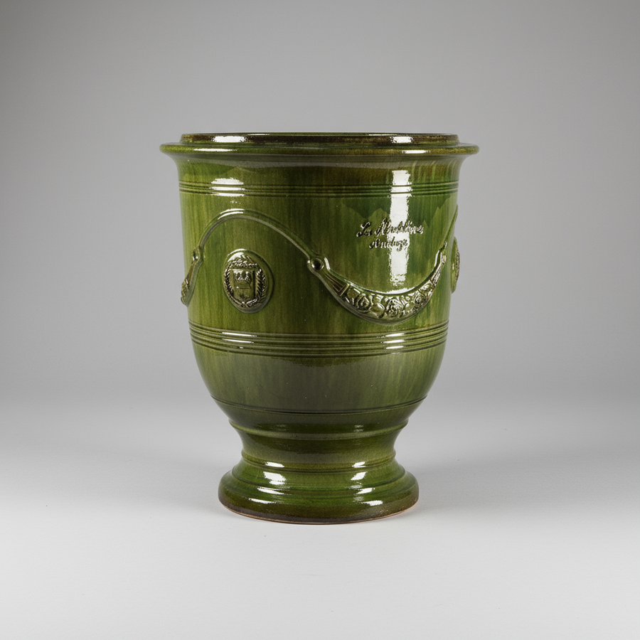 Provanszi stílusú, zöld mázas anduze kerámiakaspó a Vase d' Anduze Emaillés Tradition kollekcióból, Medici motívummal és fényes felülettel.