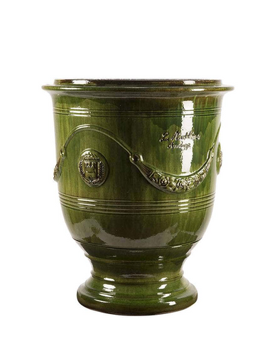 Nagy méretű, zöld mázas anduze kerámiakaspó a Vase d' Anduze Emaillés Tradition kollekcióból, Medici stílusú füzérdíszítéssel.