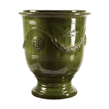 Zöld mázas anduze kerámiakaspó a Vase d' Anduze Emaillés Tradition kollekcióból, Medici stílusú díszítéssel és fényes felülettel.