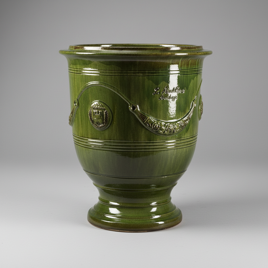 Nagy méretű, zöld mázas anduze kerámiakaspó a Vase d' Anduze Emaillés Tradition kollekcióból, Medici stílusú füzérdíszítéssel.