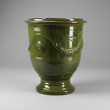 Nagy méretű, zöld mázas anduze kerámiakaspó a Vase d' Anduze Emaillés Tradition kollekcióból, Medici stílusú füzérdíszítéssel.