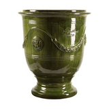 Zöld mázas anduze kerámiakaspó a Vase d' Anduze Emaillés Tradition kollekcióból, Medici stílusú díszítéssel és fényes felülettel.