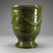 Zöld mázas anduze kerámiakaspó a Vase d' Anduze Emaillés Tradition kollekcióból, Medici stílusú díszítéssel és fényes felülettel.