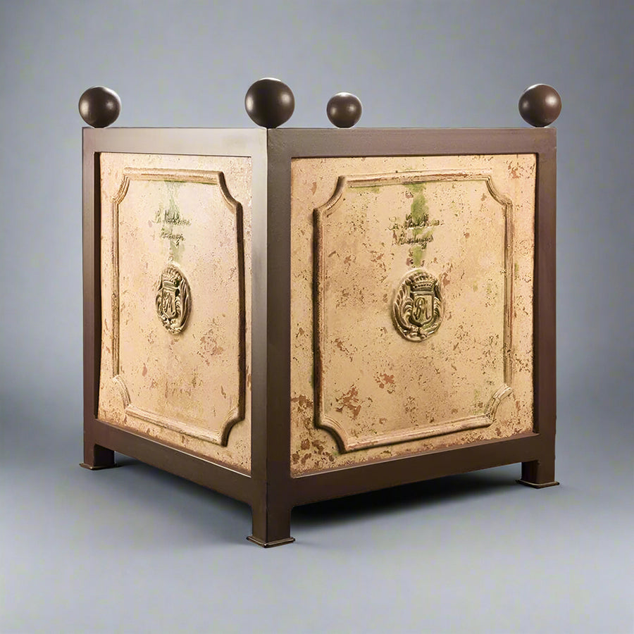 Terrakotta színű, tradicionális, kerámiabetétes ültetőláda.