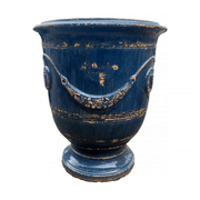 Nagy méretű, antik kék mázas anduze kerámiakaspó a Vase d' Anduze Emaillés Tradition kollekcióból, Medici stílusú füzérdíszítéssel.