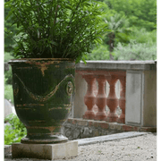 ANtikolt zöld színű mázas anduze kaspó leanderrel, klasszikus balkonon. 