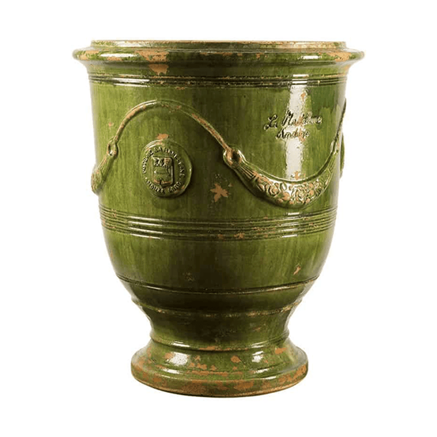 Provanszi stílusú, antikolt zöld mázas anduze kerámiakaspó a Vase d' Anduze Vieillis Tradition kollekcióból, Medici motívummal és fényes felülettel.
