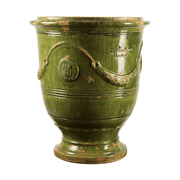 Nagy méretű, antik zöld mázas anduze kerámiakaspó a Vase d' Anduze Emaillés Tradition kollekcióból, Medici stílusú füzérdíszítéssel.
