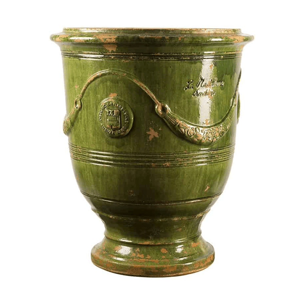 Antik zöld mázas anduze kerámiakaspó a Vase d' Anduze Vieillis Tradition kollekcióból, Medici stílusú díszítéssel és fényes felülettel.
