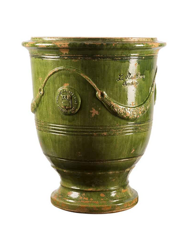 Antik zöld mázas anduze kerámiakaspó a Vase d' Anduze Vieillis Tradition kollekcióból, Medici stílusú díszítéssel és fényes felülettel.