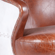 Részletfotó a VEGAS AERO fotel karfájáról – szegecselt bőrbélés és alumínium találkozása