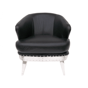 Fotel elölnézetből, prémium fekete bőrrel és szegecselt fémes talapzattal.