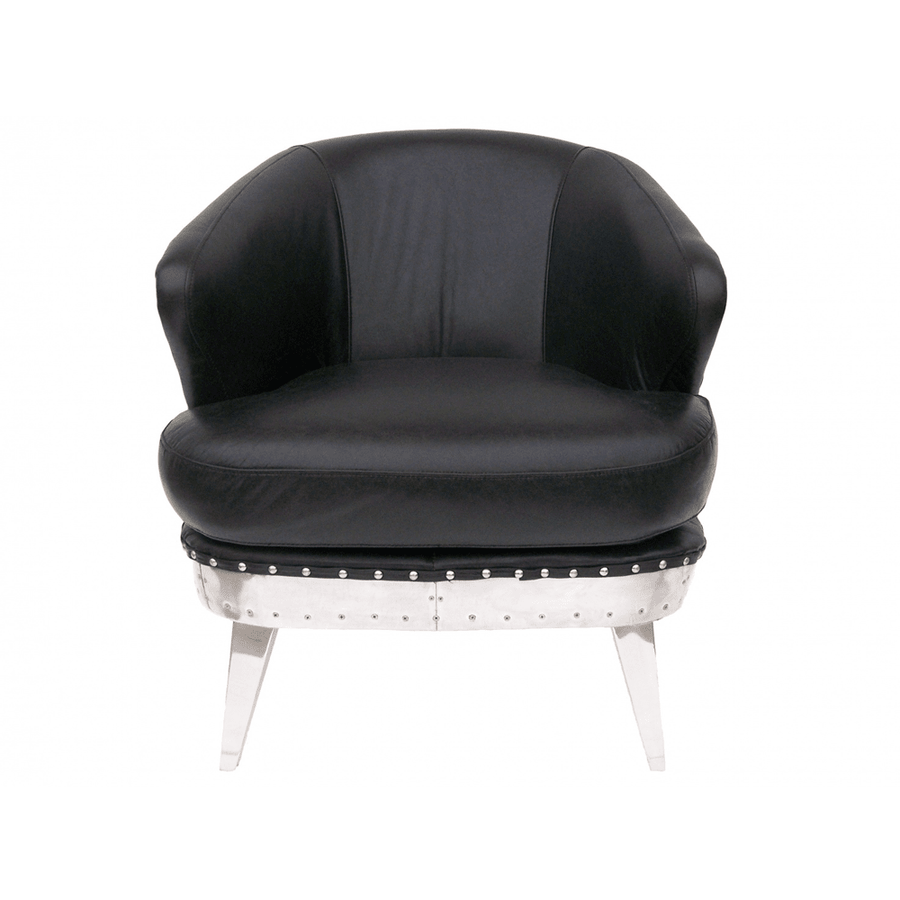 Fotel elölnézetből, prémium fekete bőrrel és szegecselt fémes talapzattal.