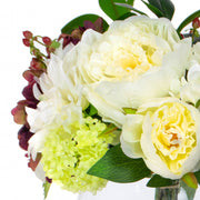 Mű hortenziákból és bazsarózsákból készült nagy virágcsokor, áttetsző üvegvázában.