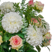 Mű dáliákból és rózsákból készült nagy virágcsokor, áttetsző üvegvázában.