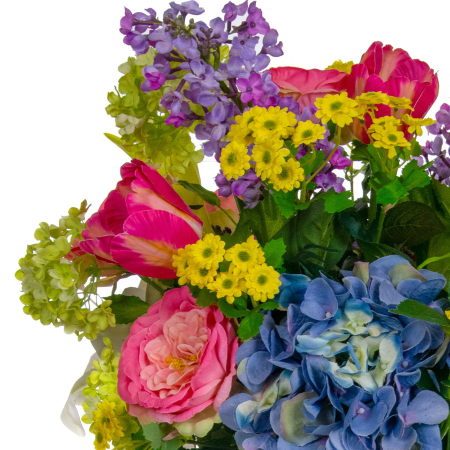 Vegyes művirágokból készült nagy virágcsokor, áttetsző üvegvázában.