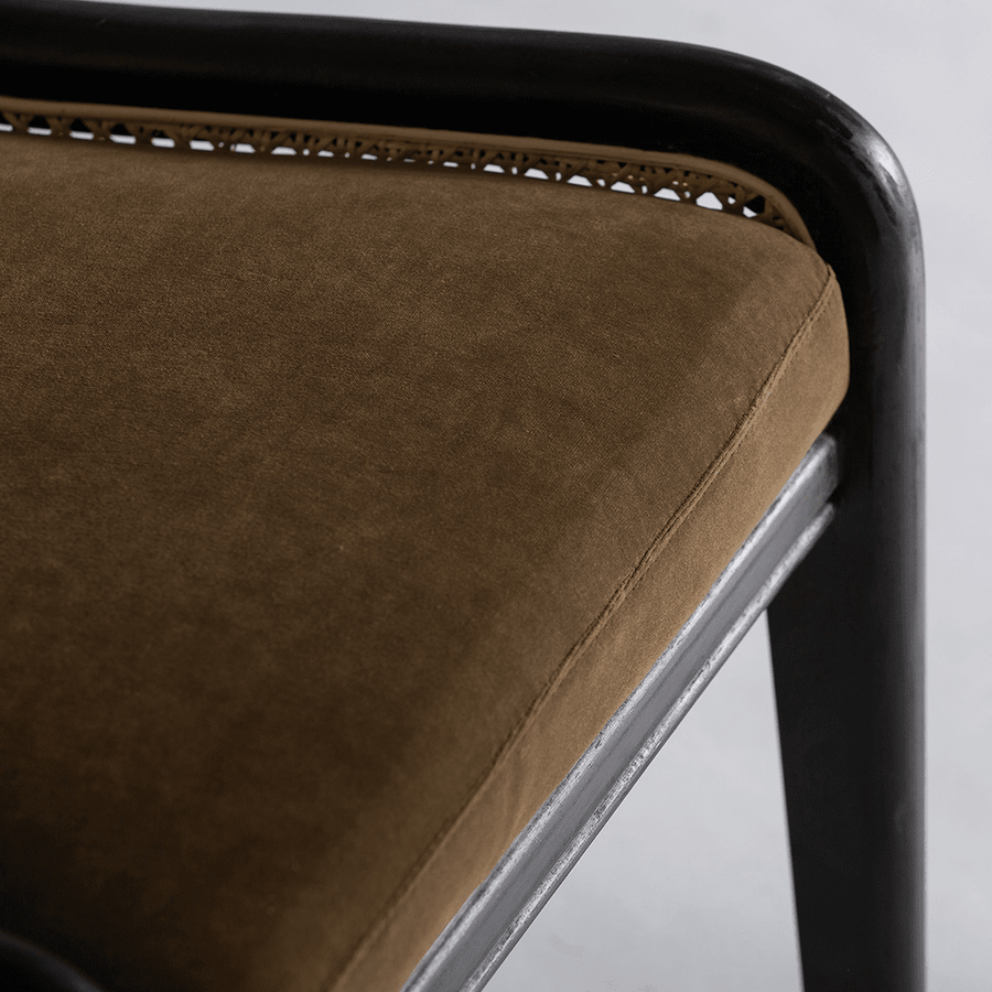 Velburg szék barna bársony ülőfelület textúrája közelről