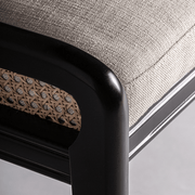 Velburg szék közelkép a szövet ülőfelületről és rattan részletről