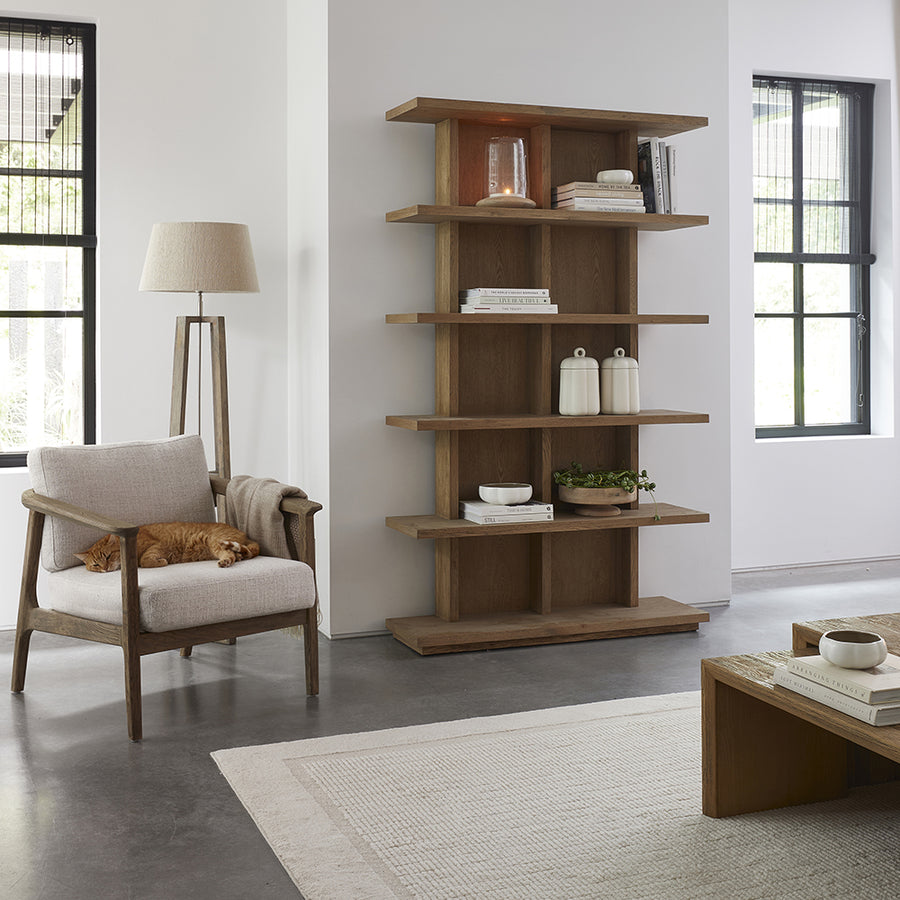 Vermont könyvespolc nappaliban, dekorációval és könyvekkel berendezve