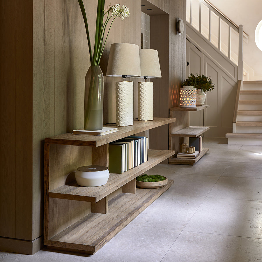 Vermont tölgyfa konzolasztal folyosón, könyvekkel és lámpákkal berendezve