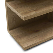 Vermont tölgyfa konzolasztal dekorációval, könyvekkel és dísztárgyakkal