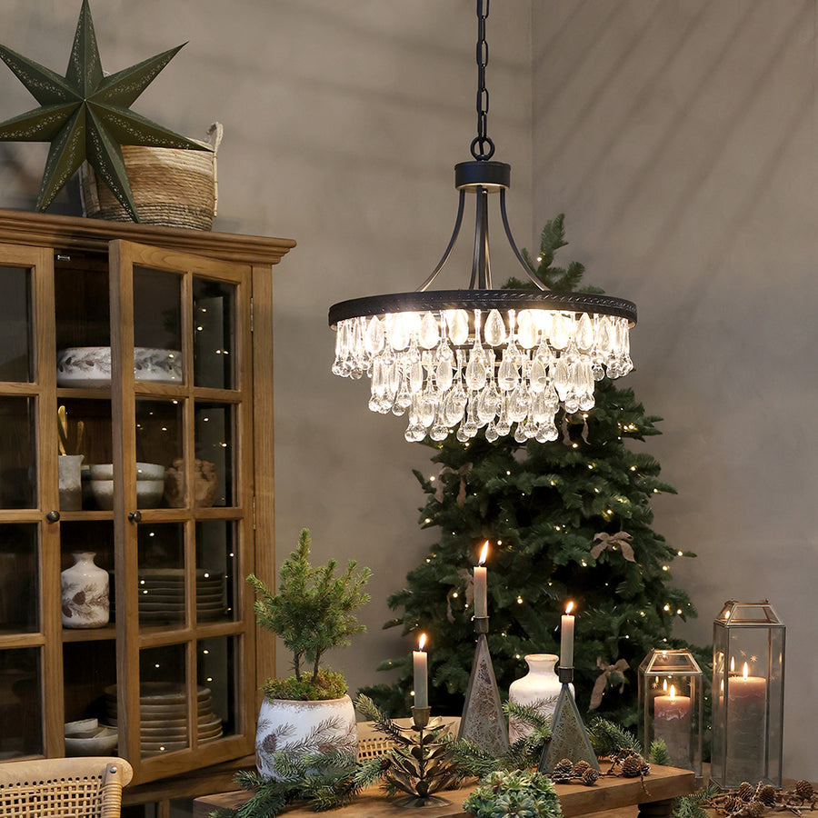 Elegáns Versailles üvegcsillár étkezőasztal fölött, karácsonyi dekorációval