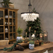 Versailles üvegcsillár rusztikus enteriőrben, fekete vázzal és üvegprizmákkal