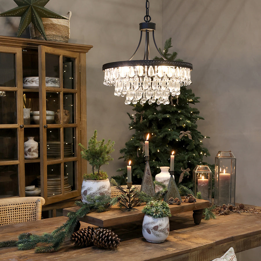 Versailles üvegcsillár rusztikus enteriőrben, fekete vázzal és üvegprizmákkal