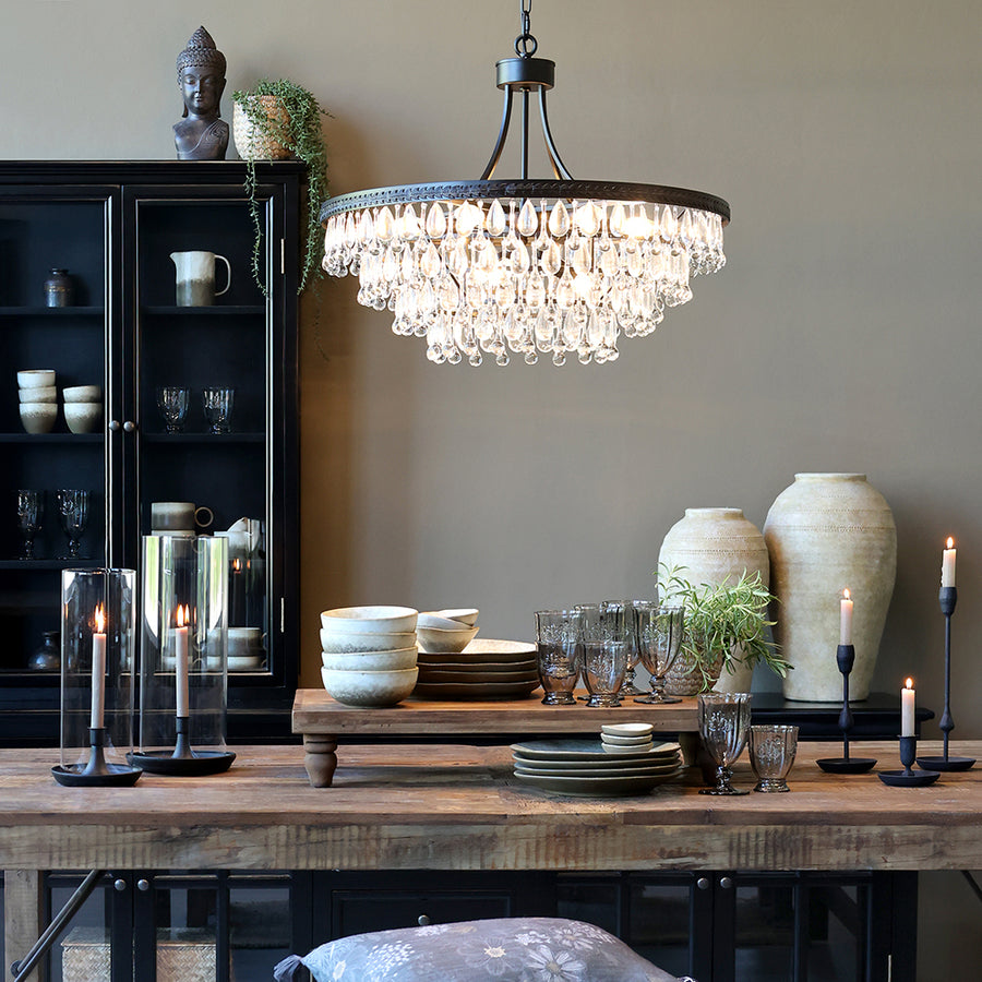 Elegáns Versailles üvegcsillár rusztikus étkezőben, ünnepi dekorációval