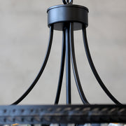 Közelkép a Versailles üvegcsillár íves fém tartószerkezetéről