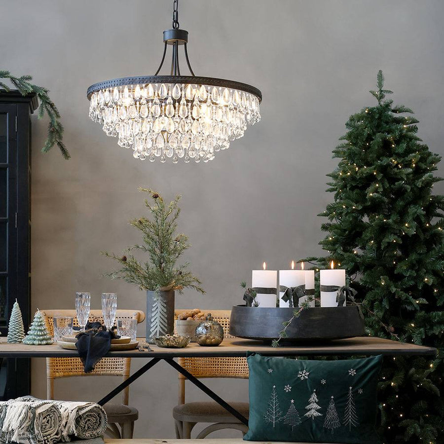 Nagyméretű Versailles üvegcsillár étkezőasztal fölött, ünnepi dekorációval