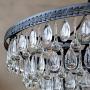 Közelkép a Versailles üvegcsillár kristályprizmáiról és díszes fekete pereméről