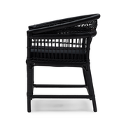 Fekete rattan karosszék oldalnézet modern kialakítással