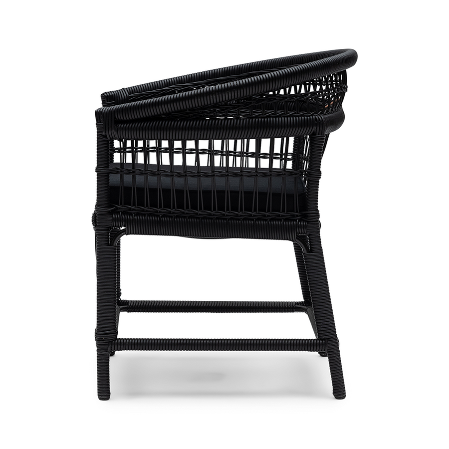 Fekete rattan karosszék oldalnézet modern kialakítással