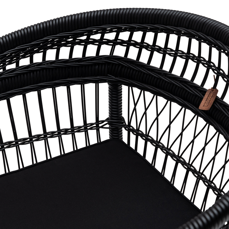 Fekete rattan karosszék háttámla és karfa részlet