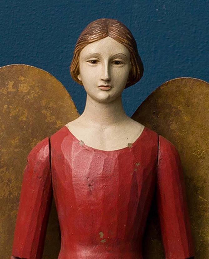 Bordó színű orléans-i angyal figura.