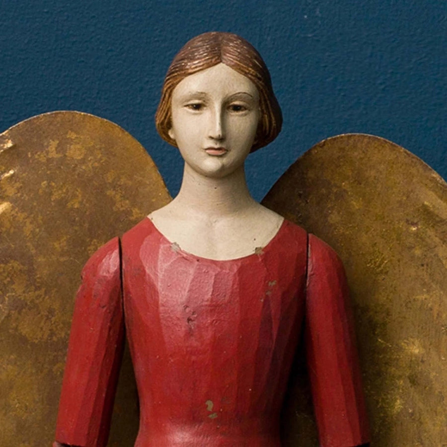 Bordó színű orléans-i angyal figura.