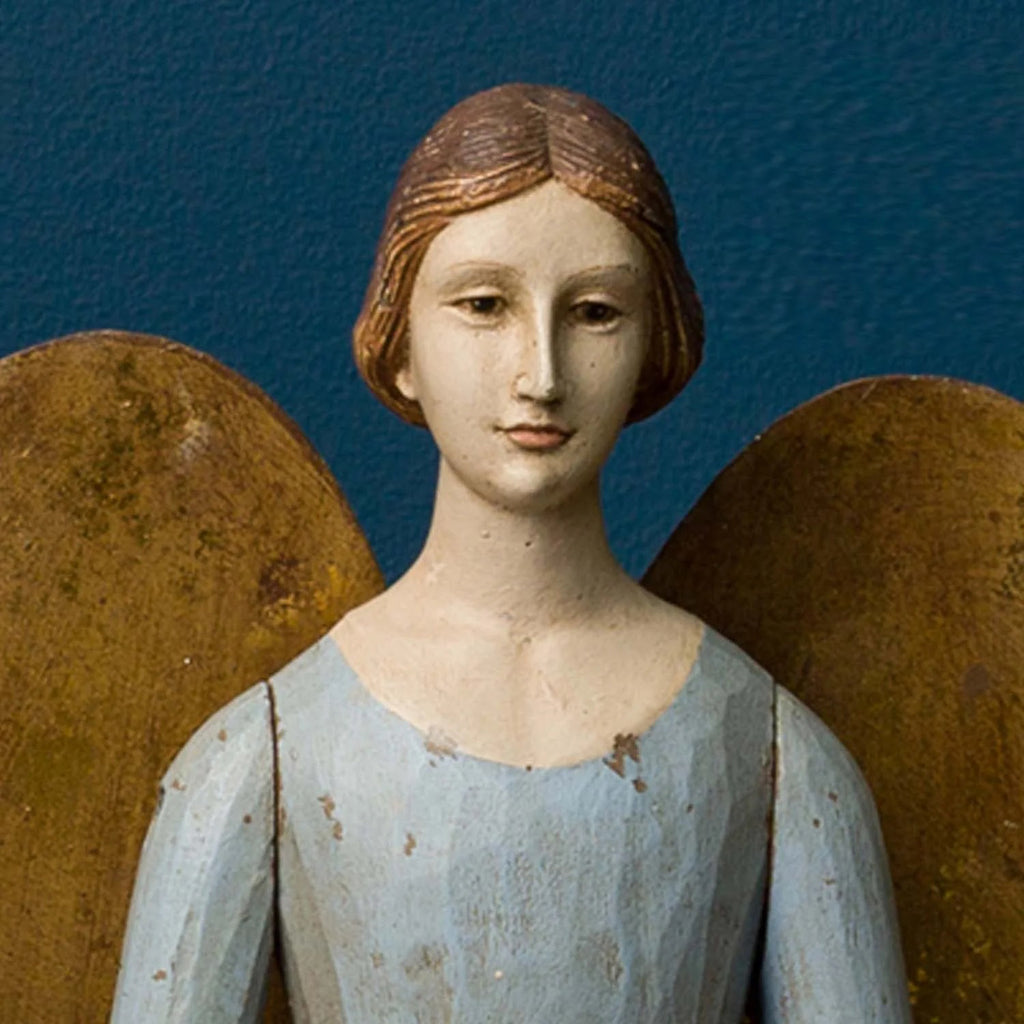 Babakék színű orléans-i angyal figura.