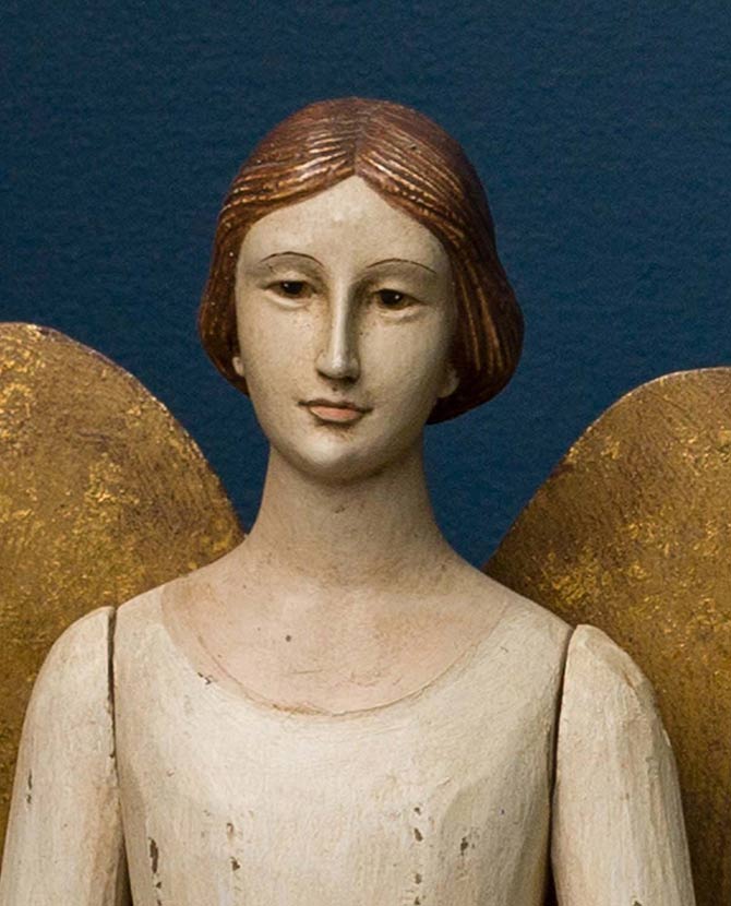 Krémszínű orléans-i angyal figura.