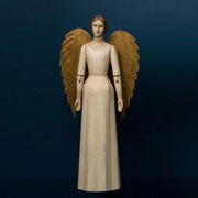 Krémszínű orléans-i angyal figura.
