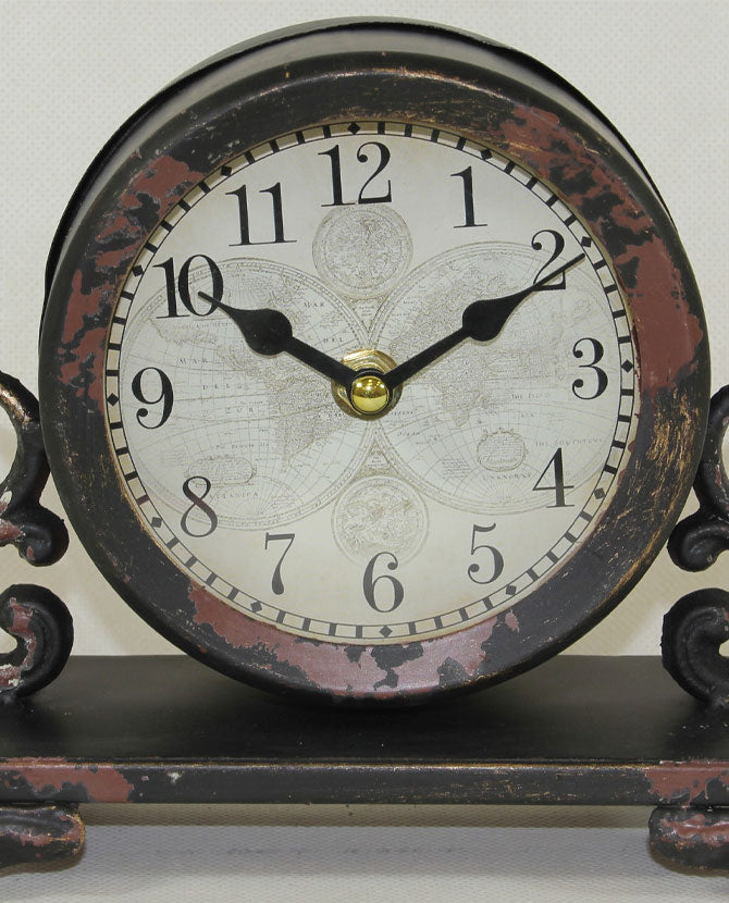 Antikolt felületű fém asztali óra.