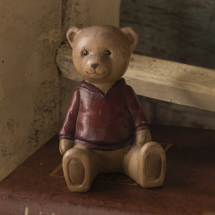 Enyhén kopott, fahatású, nosztalgikus maci figura.