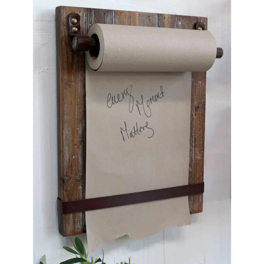Újrahasznosított fából és bőrből készült, natúrszínű, falra helyezhető üzenőtábla