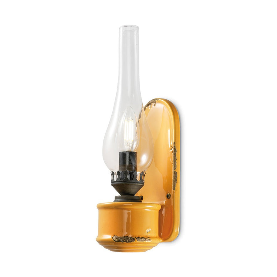 Antikolt felületű mázas kerámiából és üvegből készült kézműves falilámpa.